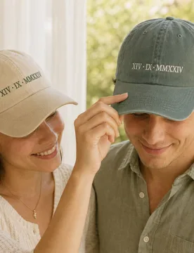 Pieza Gorra de béisbol personalizada con fecha en números romanos bordada y efecto desgastado, diseño de algodón lavado vintage con correa ajustab - Shein - FashionsVida