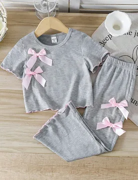 Set de 2 piezas de camiseta de manga corta y pantalón con decoración de lazos para niña joven 5Y - Shein - FashionsVida