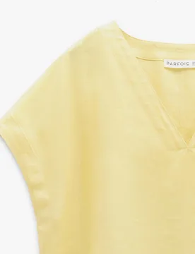 Blusa de mujer 100% lino de manga corta con cuello pico - Parfois - FashionsVida