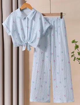 Set de 2 piezas Camisa de manga corta con textura a rayas y pantalones casuales para niñas, Conjunto de blusa de manga corta con cuello de solapa y b - Shein - FashionsVida