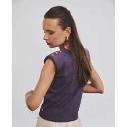 Top de mujer de punto con hombreras y botones decorativos