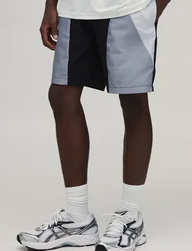 Herren Locker Geschnittene Mittellange Nylon-Shorts Mit Farbblock-Design Black Größe Large - boohooMAN - FashionsVida