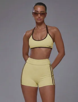 Top deportivo de sujetador activo con cuello redondo, ribete de color contrastante, espalda abierta y cuello halter, tacto suave, para entrenamiento, - Shein - FashionsVida