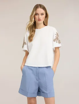 Camiseta de mujer de punto con bordados florales ajuste regular con cuello redondo - Motivi - FashionsVida
