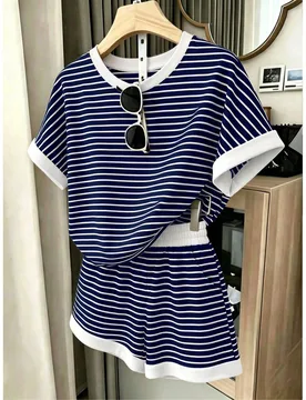 Conjunto de 2 piezas de top de manga corta a rayas y pantalones cortos casuales y cómodos para mujer, adecuado para el hogar, uso diario y vacaciones - Shein - FashionsVida
