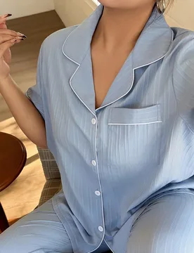 Conjunto de pijama de manga corta con cuello abierto, elegante y minimalista, con rayas verticales texturizadas y tejidas para mujer de talla grande 4 - Shein - FashionsVida