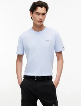 Camiseta de manga corta en color negro, con gráfico discreto en el pecho y corte regular - Tommy Jeans - FashionsVida