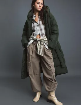 Lange Daunenjacke mit Gürtel Khaki XS - Stradivarius - FashionsVida