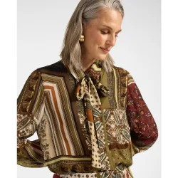 Camisa de mujer de georgette estampada cuello cierre con botones