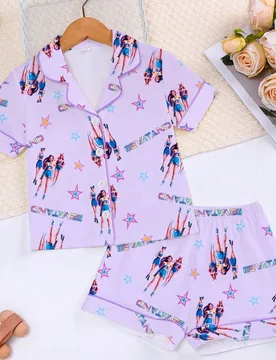 Piezas/Set Pijama morado para niñas jóvenes, estilo de elementos de estampado de moda, top de manga corta con cuello de solapa y botones + shorts el - Shein - FashionsVida
