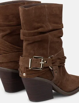 Botas básicas de mujer en ante con detalle estribo - Alma en Pena - FashionsVida