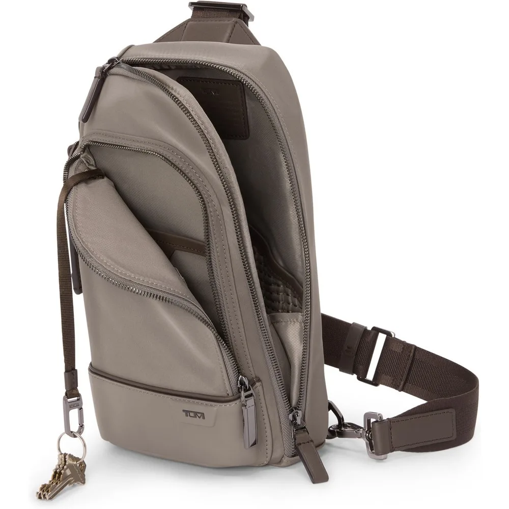 Bolso sling Gregory Harrison de nylon driftwood - Tumi - FashionsVida