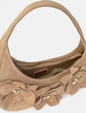 Bolso de hombro de piel con pedrería y aplicaciones florales - Alma en Pena - FashionsVida
