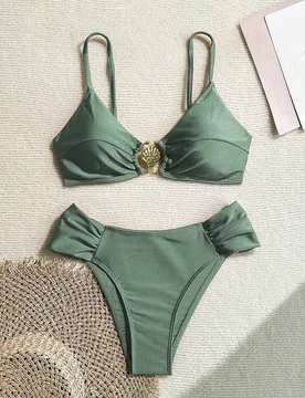 Conjunto de bikini de tirantes finos con pliegues y decoración metálica, corte alto, totalmente vegano, sexy, para vacaciones de playa de primavera, - Shein - FashionsVida