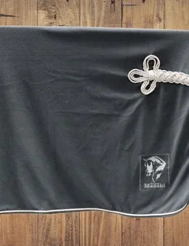Stickservice Abschwitzdecke bis zu 10 Buchstaben Art Decor schwarz - Reitsport Manski - FashionsVida