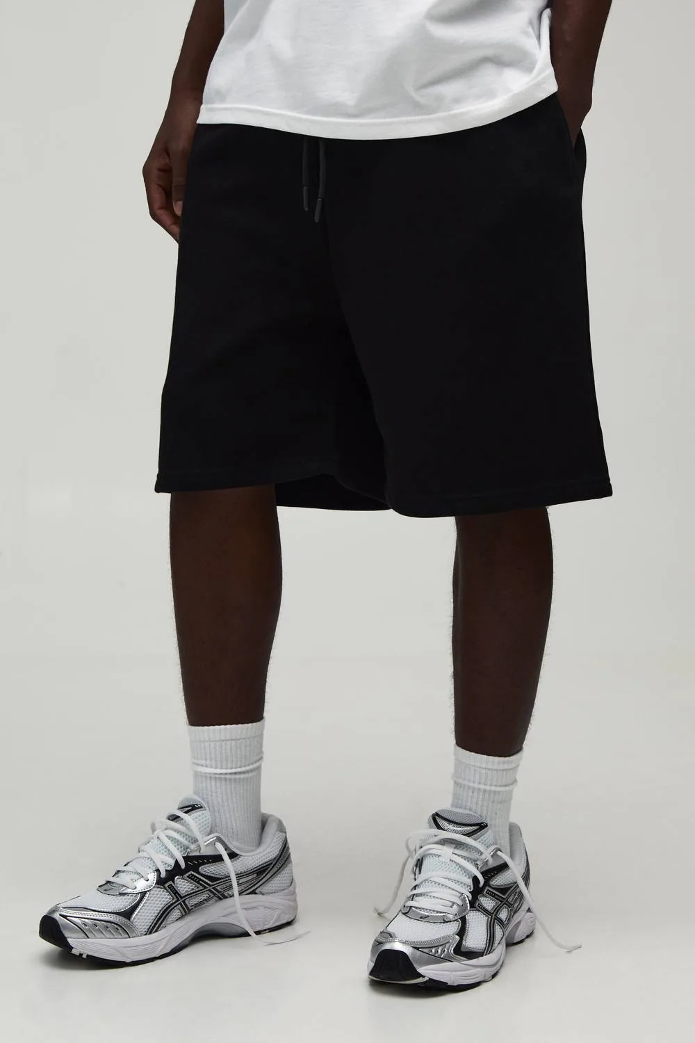Herren Essentiell Weite Passform Mittellange Shorts Black Größe Medium - boohooMAN - FashionsVida
