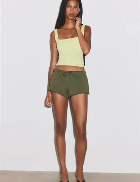 Kurze Plüsch-Shorts Khaki L - Stradivarius - FashionsVida