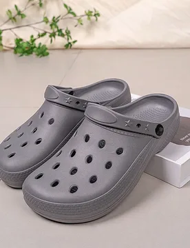 Nuevos zapatos huecos para hombres, de verano, sandalias ligeras transpirables antideslizantes suave para interiores y exteriores de doble uso CN40-41 - Shein - FashionsVida