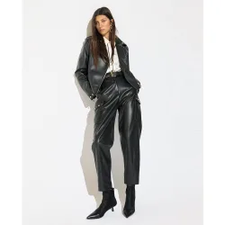 Pantalón jogger de mujer efecto piel con bolsillos cargo y tachas