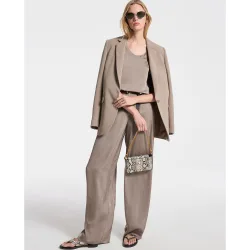 Blazer de mujer entallada con botonadura simple