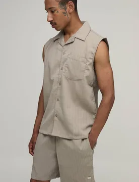 Herren Texturiertes Plissee Hemd & Shorts Set In Regulärer Passform Ohne Ärmel Taupe Größe Medium - boohooMAN - FashionsVida