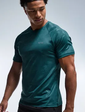 Herren Herren Active Regular Camo Raglan Performance T-Shirt Dark Green Größe Small - boohooMAN - FashionsVida