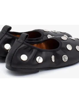 Bailarinas planas de mujer con tachas de estilo rock & roll de piel suave mestizo, felicia - Ángel Alarcón - FashionsVida