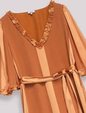 Vestido midi de tejido satinado con escote en pico y volantes - Niza - FashionsVida