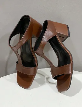 Sandalias de tacón grueso con tira en T para mujer, diapositivas de tacón alto de punta cuadrada, atuendos de primavera y verano - Shein - FashionsVida