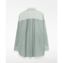 Camisa semitransparente de hombre con detalle en canesú