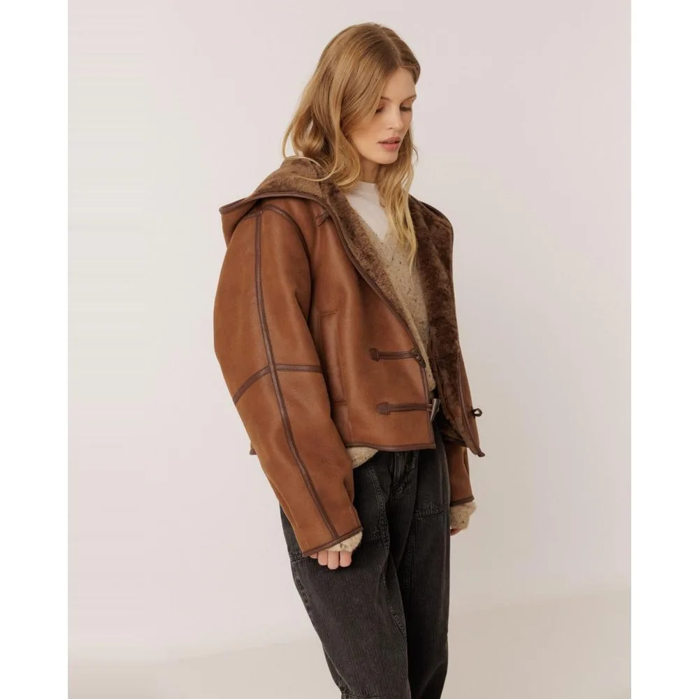 Indi & Cold - Cazadora de mujer tipo bomber capucha - Indi & Cold - FashionsVida