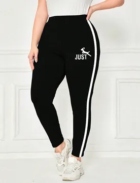 Leggings informales de talla grande con estampado de letras y rayas laterales 4XL - Shein - FashionsVida