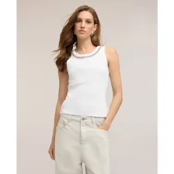 Top de mujer con strass en el escote ajuste slim de hombro ancho