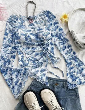 Blusa de manga acampanada con estampado de pintura azul y blanco en estilo retro y vintage, con cordón y bajo asimétrico, para vacaciones, otoño, f - Shein - FashionsVida