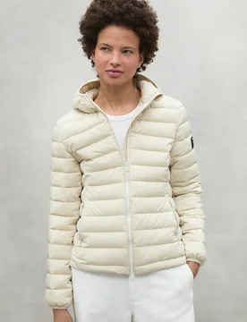 Plumífero de mujer corto con cierre de cremallera y capucha - Ecoalf - FashionsVida