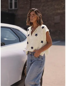 Blusa de verano de punto retro para mujer: Cuello en V, bordado floral 3D y diseño con abertura lateral, ajuste holgado sin mangas, uso casual versá - Shein - FashionsVida
