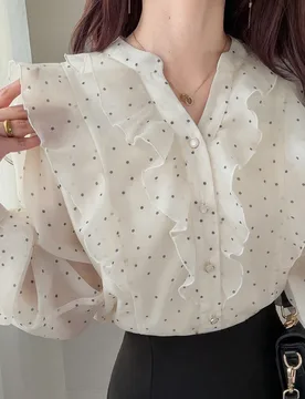 Blusa elegante de mujer estilo francés romántico para oficina, citas y desplazamientos, blanca con lunares negros, manga larga y bajo con volantes, - Shein - FashionsVida