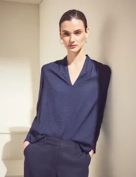 Blusa de mujer con textura escote en pico y manga larga - Woman El Corte Inglés - FashionsVida
