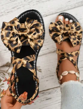 Sandalias planas con lazo de estampado de leopardo para mujer, diseño de tira cruzada en el tobillo con estilo, sandalias casuales de unicolor, sanda - Shein - FashionsVida