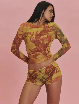 Conjunto de top de malla de manga larga con estampado de pez koi gráfico naranja y mini shorts, vendido como set, para verano, vacaciones, festival d - Shein - FashionsVida