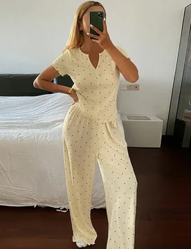 Set de pijama de 2 piezas para mujer con camiseta de manga corta con cuello en V y lunares y pantalones rectos holgados, para verano - Shein - FashionsVida