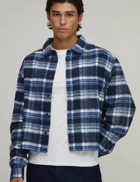 Herren Essential Oversized Crop Flannel Long Sleeve Shirt Blue Größe Small - boohooMAN - FashionsVida
