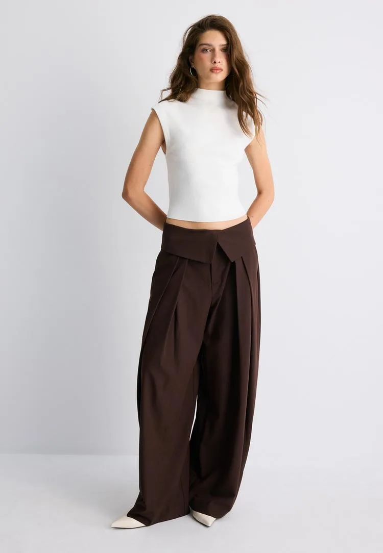Stoffhose mit Umschlagtaille Braun 44 - Stradivarius - FashionsVida