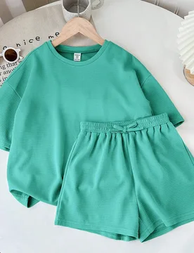 Set de 2 piezas con camiseta de cuello redondo holgada de punto de unicolor y shorts ajustados de punto para niñas jóvenes - Shein - FashionsVida