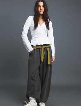 Hemd mit V-Ausschnitt und Raffung Weiß M - Stradivarius - FashionsVida