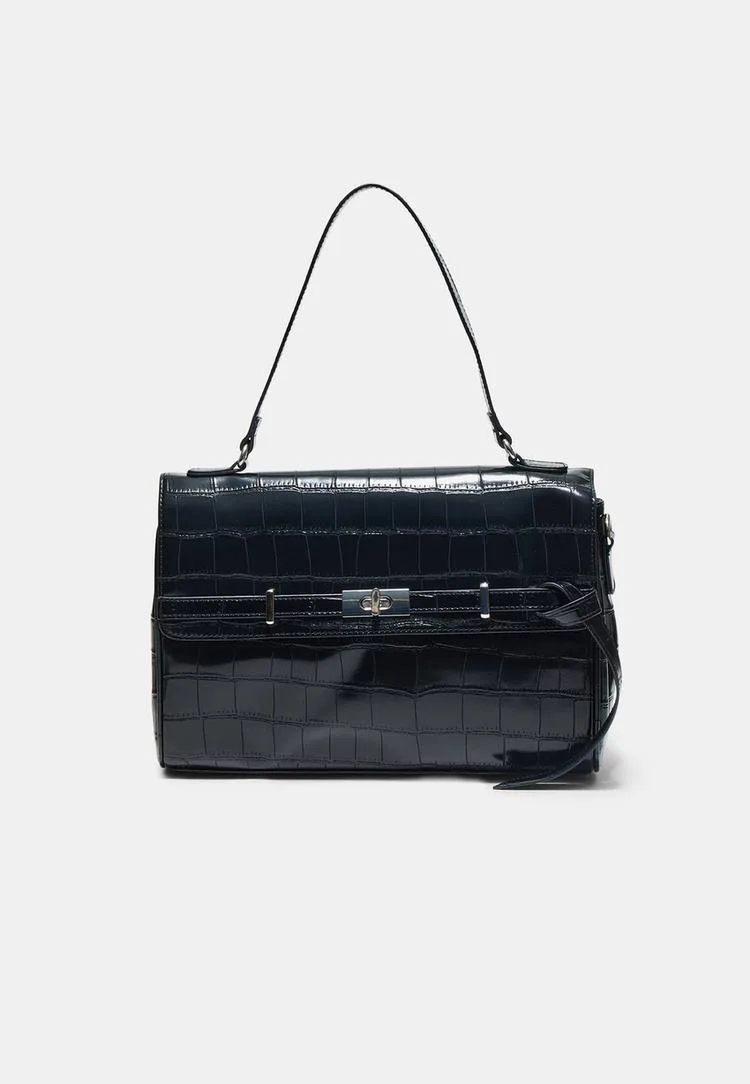 Mittlere Umhängetasche mit Gürteldetail Schwarz OS - Stradivarius - FashionsVida