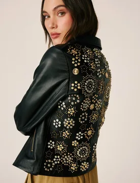 Cazadora biker de mujer en napa con tachas metálicas - Alma en Pena - FashionsVida