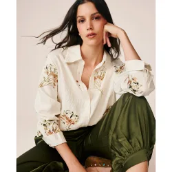 Blusa de mujer con bordados florales en hilos y lentejuelas