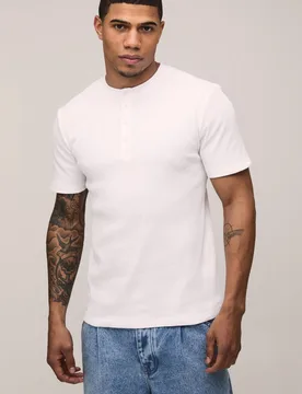 Herren Muscle Fit Ripp-Henley-Ausschnitt Kurzarm T-Shirt White Größe Medium - boohooMAN - FashionsVida