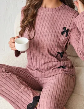 Conjunto de ropa de estar en casa con cuello redondo, manga larga, adorno de encaje y lazo, de estilo minimalista y elegante para mujer, ropa de invie - Shein - FashionsVida